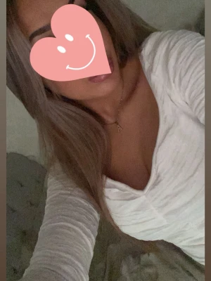 Vit topp med v-ringning  - Jättefin vit topp, finns en liten fläck längst ner men borde gå bort i tvätten  💕 