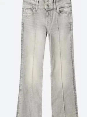 Gråa bootcut jeans med hög midja - Säljer ett par gråa bootcut jeans med hög midja och utsvängda ben. Jeansen har ljus tvätt, synliga sömmar framtill och klassiska fem fickor. Perfekta för en trendig och avslappnad look.