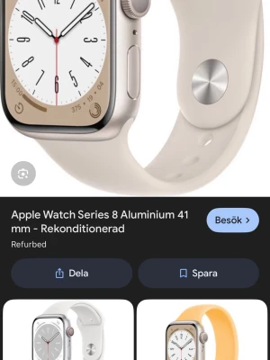 Apple Watch Series 8 41mm aluminium - Snygg Apple Watch Series 8 med 41mm boett i silverfärgat aluminium och matchande ljust silikonarmband. Klockan har en stor, tydlig skärm med rundade hörn och digital krona på sidan. Perfekt för dig som vill ha koll på både träning och notiser direkt på handleden.