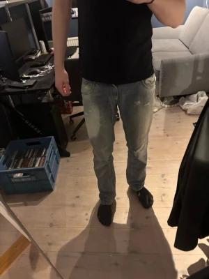 Feta Dolce & Gabbana Jeans - Just nu säljer jag ett par feta Dolce & Gabbana slim fit Jeans. Jeansen är köpt ifrån vongreven closet ett tag tillbaka men skicket på jeansen är väldigt bra. Milda disfektioner kan hittas men det är liksom lite stilen till jeansen att vara så, så enligt mig bara en bonus. Jeansen är märkta storlek 46 (italiensk storlek), men passar som en W32 enligt mig. Jag är 187-188 cm och de sitter perfekt med lite häng såklart (Bevis att det är ifrån vongreven closet kan jag lösa också) (pris kan diskutera