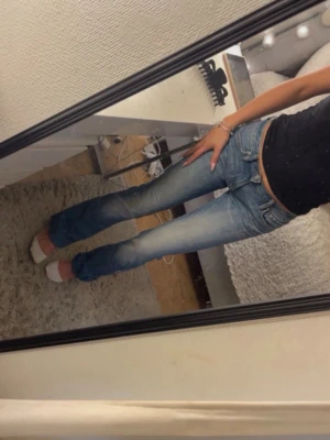Lågmidjade crocker jeans - Jättefina Lågmidjade bootcut jeans från crocker. Finns en mini defekt bak på ena benet. W25 L30 
