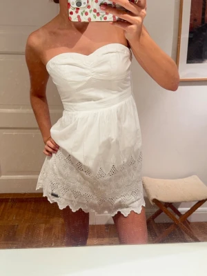 Studentklänning  - Säljer denna så fina klänning perfekt till studenten eller skolavslutningen💖😊😇