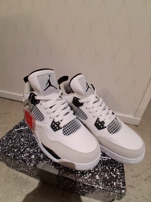 Air Jordan 4 Military black - Helt ny jordan 4 black and white  använd 2 gånger storlek 44.