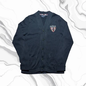 Vintage Ralph Lauren button up kofta - herr strl M (slim fit) - Säljer en vintage Ralph Lauren button up cardigan i svart färg i storlek M (passar slim fit) med broderad Ralph Lauren sköld och två fickor nedtill.  👕 Märke: Ralph Lauren 📏 Storlek: M, passar slim fit 🎨 Färg: Svart 🧵 Material: 100% bomull 📐 Mått: 68 cm lång, 48 cm bred 📌 Skick: Mycket bra skick (se bilder)  💬 Hör av dig vid frågor 💰 Pris kan diskuteras vid snabb affär 📦 Skickas inom 24 timmar