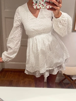 Studentklänning  - Säljer denna så fina klänning perfekt till studenten eller skolavslutningen💖😊😇