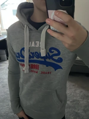 Superdry Hoodie - Säljer nu denna sjukt snygga vintage 2000s hoodie från Superdry! Hoodien säljs ej längre och är mycket eftertraktad😁 Passar perfekt till vinter och vår! Skriv vid funderingar !📱🤝