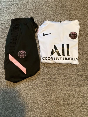 PSG tracksuit - En psg tracksuit som jag bara har använt byxorna och inte tröjan så de är i väldigt bra skick. Skriv för mer information!