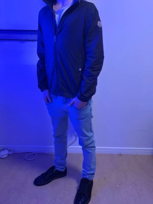 Mörkblå Moncler vindjacka. - Säljer nu en Moncler jacka. Den är i riktigt fint skick och är limited edition som man ser på luvan att den är i olika färgen alltså franska flaggan. Nypris 5000-6000 men säljes för 3000. Pris går att diskutera vid snabb affär. Självklart äkta detta kan bevisas på flera olika sätt vid intresse:) Mvh Resellclts. Det barn storlek men sitter som xs.