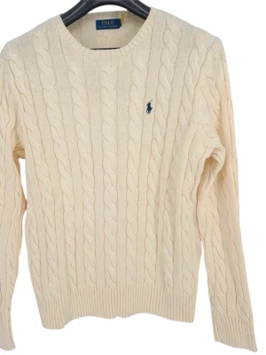 Polo Ralph lauren tröja - Super fin stickad cable knit tröja i storlek L som är i mycket bra skick med tags kvar, Qr kod finns i tröjan om man vill kolla äktighet. Nypris 2350kr mitt pris endast 950kr. Hör gärna av er vid frågor. Mvh Viktor😊