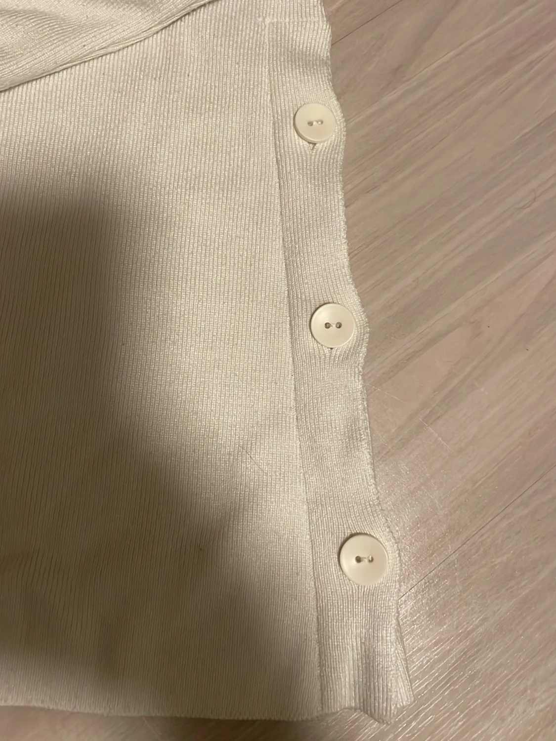 Vit ribbad tröja med knappar - 1