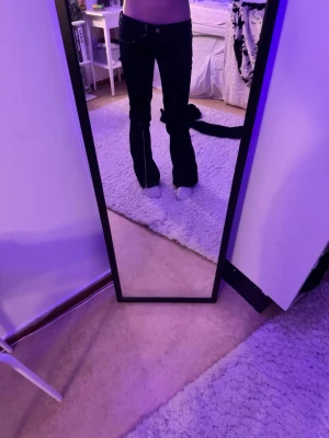 Holliser jeans  - Säljer ett par lågmidjade holliser jeans som jag sytt om bena på, då dom var skinny jeans från början och jag valde att blanda in svart tyg för att göra dom lite snyggare 