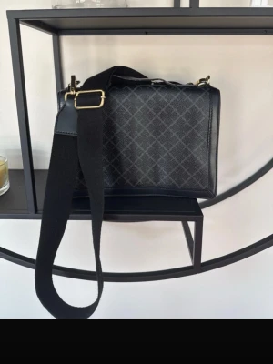 By Malene Birger ”Loenna” väska - Super fint skick! Lite slitet på handtaget enligt bild, annars bra😊 Nypris är 3000