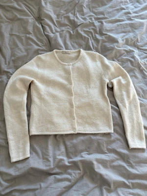 Vit kofta - Super snygg kofta från gina! Använt skick, lite nopprig men fortfarande fin!