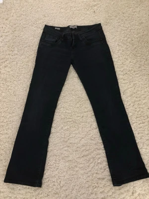 Mörk blå LTB jeans - Snygga bootcut jeans med en låg midia,jeansen är från LTB och är i modellen valerie