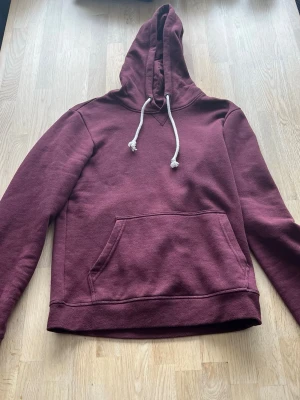Vinröd hoodie från pier one - Snygg enkel vinröd hoodie från pier one