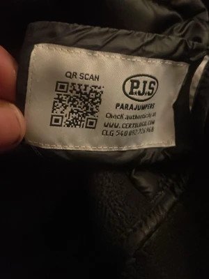 Svart pufferjacka Parajumpers S - Säljer en svart pufferjacka från Parajumpers i storlek S köpt från Johnells . Jackan har huva, quiltad framsida och rygg, samt släta svarta ärmar. Ny pris 4100kr. Möts i Stockholm.  Nästan som ny. Kan gå ner i pris mellan dessa datum 16/06-26/06. Utöver de datum går men inte lika mycket kampanjveckan nu. Äkta såklart 