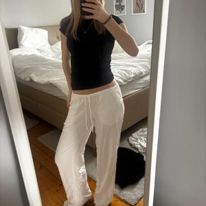 Vita vida linnebyxor med resårmidja - Knappt använda. Är 164. Lite smutsiga nertill men inget man märker när man har dem på sig