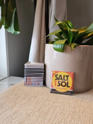 Kylskåpsmagnet nostalgisk tablettask - Kylskåpsmagnet nostalgisk tablettask. Available in size 50x50mm. All magnets are designed and handmade by me.  Materials used are a mix of new and second hand. Shopify: magnet-man-2.myshopify.com Insta: magnet.man_  /Magnet man