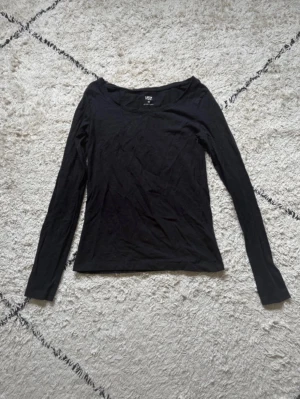 Svart långärmad topp från Lager 157 - En enkel svart långärmad topp från Lager 157 med rund halsringning. Tillverkad i mjuk bomull som känns skön mot huden. Perfekt att styla med jeans eller kjol för en clean look!💓🌸 Rollas innan den skickas!💓🌸