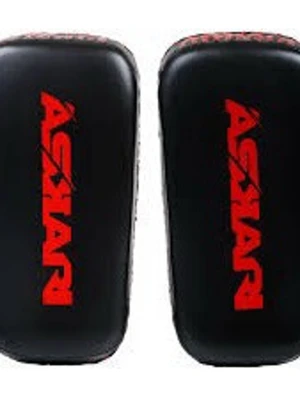 Svarta mittsar från Askar - Säljer ett par svarta mittsar från Askar med röd logga. Tillverkade i slitstarkt konstläder med röda sömmar och justerbara remmar på baksidan för bra grepp. Perfekta för träning inom kampsport och boxning.