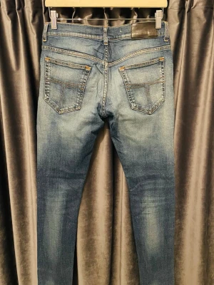 Tiger of Sweden jeans - slim fit - Tiger of Sweden jeans - skick 8/10, använt men fint skick! - storlek 30/32, men passar mer 29/32 - modell: slim - sjukt fet wash på dessa, även den äldre modellen med T på bakfickan - hör av er vid frågor!🙌
