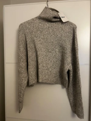 Croppad tröja  - Grå tröja från only aldrig använd 