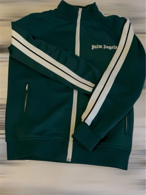 Tröja - En exklusiv och stilren tröja med dragkedja.  Skickar inom 24 timmar🚚 Vid frågor eller önskemål om fler bild var vänlig och kontakt.