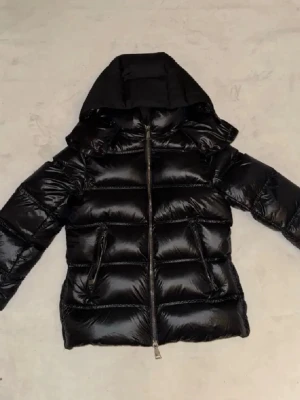 Massimodutti jacka  - Svart populär pufferjacka från masssimo dutti! Kollar intresset och kan sälja för bra bud! (Lånade bilder, har inte hunnit fixa än)