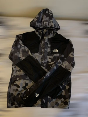 Windbreaker  - En unik North face windbreaker. Skickar inom 24timmar🚚 Vid frågor eller önskemål om fler bilder var vänlig och kontakta.