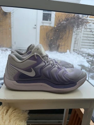 Nike KD 17  - Säljer ett par Nike KD 17 B.A.D i bra skick.                      Väldigt bra traction och cushion!                                  Accepterar bud✅