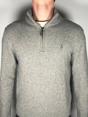 Ralph lauren halfzip - En riktig snygg och trendig Ralph lauren halfzip i riktigt bra skick, storlek M men sitter som S, vid frågor är de bara att skriva // Gramenti 