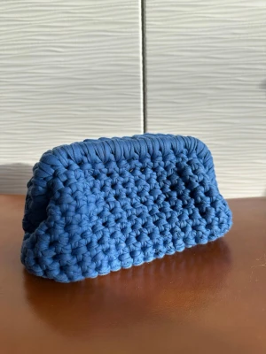 Handvirkad clutchbag - Handvirkad clutch väska, perfekt till skolan, fritiden eller att ha som necessär. 100% återvunnet garn.