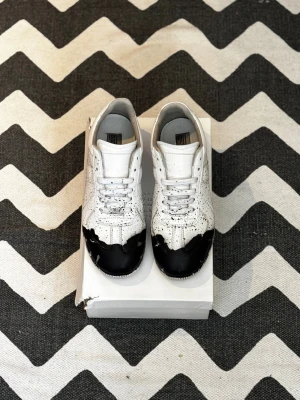 Maison Margiela  - Tjena! Säljer ett par riktigt snygga Maison Margiela Gats i storlek 43. Inga defekter på skon, använda ett fåtal gånger eftersom att de är för små. Lådan är i lite halvdåligt skick därav priset. Funderar du över något så tveka inte på att höra av dig☺️, MVH Strwwt wst