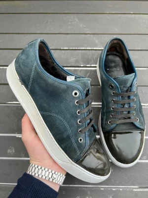 Lanvins uk8 - Säljer dessa sjukt snygga lanvins i size uk8 motsvarar 42-43! Skick 7/10. Nypris 5000kr. Dustbag ingår! Hör av dig vid intresse 🤩