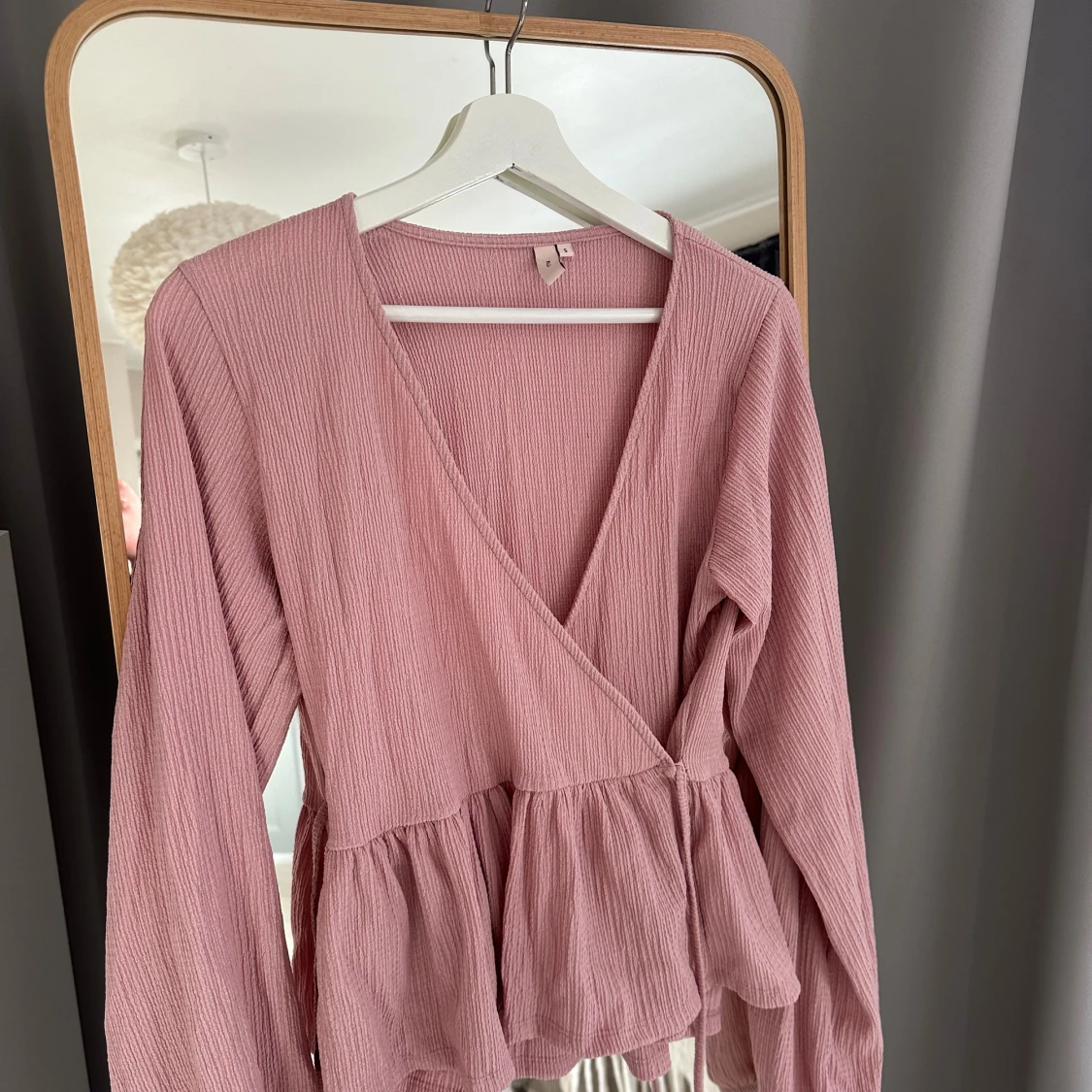Rosa omlottblus med volang - 2