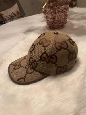 Gucci Jumbo keps - Säljer nu denna Gucci jumbo keps då den inte kommer till så mycket användning. Den är äkta. Kvitto och box tillkommer inte