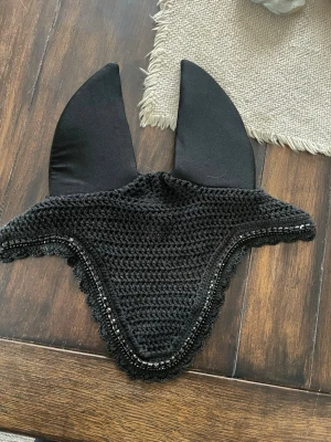 Svart soundless kentuckyhuva - Fin soundless huva med stenar från Kentucky. Storlek full. Endast använd enstaka gånger på tävling så i mycket fint skick! 