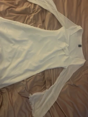 Vit långärmad klänning från SHEIN - Snygg vit klänning från SHEIN i storlek 36. Klänningen har långa, transparenta ärmar och en kroppsnära passform. Tillverkad i ett mjukt syntetmaterial som ger en clean och modern look. Perfekt för dig som vill sticka ut med en enkel men elegant stil. Har använt den en gång,väldig fin och passar perfekt till alla former.💕