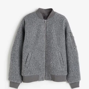 Teddy/bomberjacka - Säljer denna jätte coola och fina jacka från H&M, köpt här på Plick men knappt använd! Perfekt inför våren nu☀️