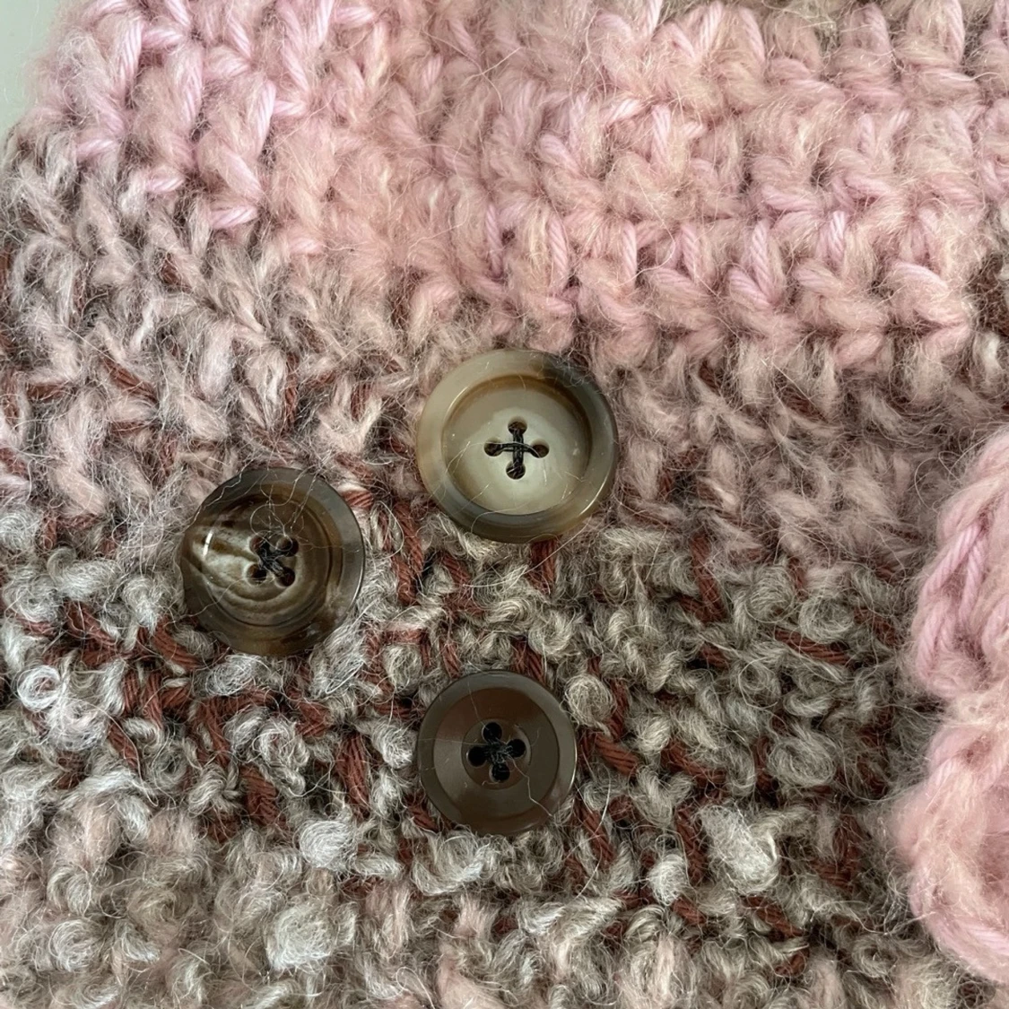 Handvirkad mössa med ros - 1