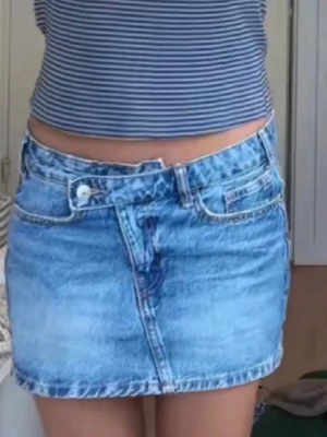 Blå jeanskjol i kort modell - Säljer en blå jeanskjol från Zara som inte säljs längre 