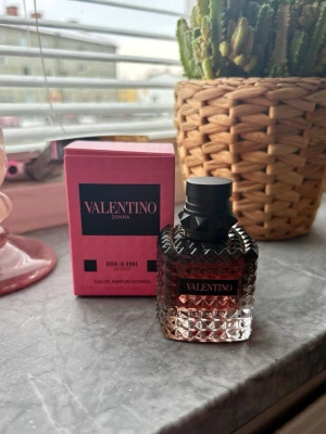 Valentino Donna Born In Roma Intense - Lyxig parfym från Valentino i serien Donna Born In Roma Intense. Flaskan är fyrkantig med nitar och har en svart kork. Färgen på flaskan går från klar till rosa, och förpackningen är rosa med svarta detaljer. Perfekt för dig som vill ha en elegant och modern doft. 30ml, ny