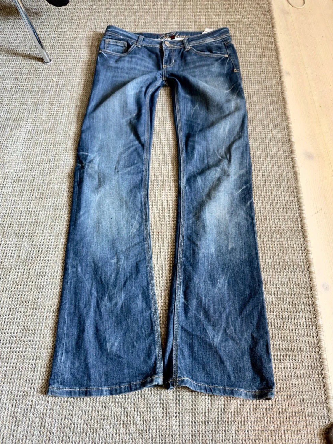 Blå bootcut jeans med fickdetaljer - 3