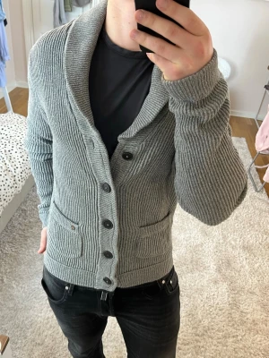 Stickad cardigan  - Cardigan | Mycket bra skick | Size - M | Pris 399 | Hör av dig vid minsta fråga eller fundering📩