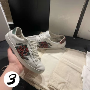 Gucci ace - Tjena! Säljer nu dessa Gucci ace skorna i snake modellen🙌 Skick: 7/10✅Enda defekten e baksidan och väldigt slitna bak på Undersulan (bild 4), Nypris: 6000kr‼️❌, Vårt pris: 1999kr👍✅Ingår: Allt OG🤯 Skriv vid frågor och funderingar🙌 /3Wardrobe📌