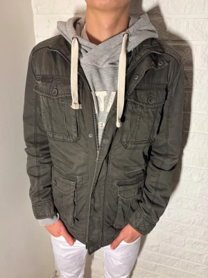 Grön Field Jacket - Tja, säljer en fet Field Jacket. Storlek M. Skick 9/10, as snygg modell. Pris 749 men kan diskuteras. Fraktar samma dag, hör av dig vid frågor!