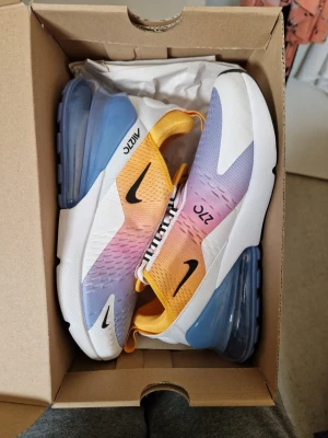 Oanvända Nike Air Max 270 EU42 - Helt nya i Storlek 42. Innermått 27 cm Ord.pris 1900 kr. Mitt sista pris 1600 kr. Slutsålda överallt i denna färg. Ingq byten / no trades eller bud. Skickar spårbart i en annan låda med Instabox. Inga returer. Kvitto finns 