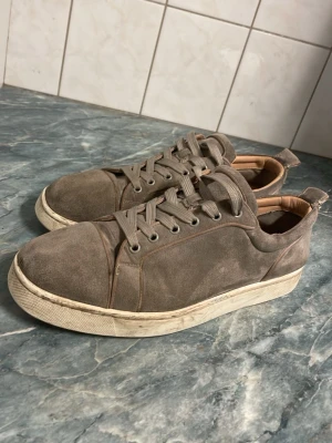 christian louboutin - Säljer ett par grå loubs, då jag inte använder dem längre