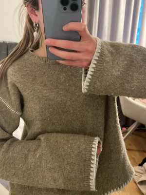 Beige/brun stickad tröja med vita detaljer💘 - Säljer en beige/brun mysig stickad tröja! Super bekväm och passar till hösten eller allmänt ! ❤️ älskar materialet man vill leva i denna tröja !! 💘använd ett par fåtal gånger! 