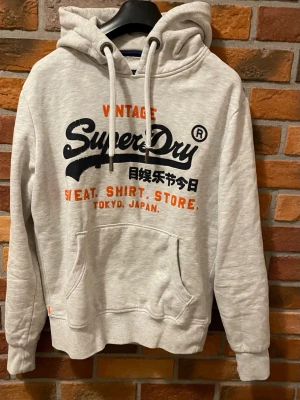 Superdry hoodie - Grå Superdry hoodie i okej skick 👌 | Storlek M 📏 | Vid frågor är det bara att skriva ✍️ | Frakt inom 48h 📦